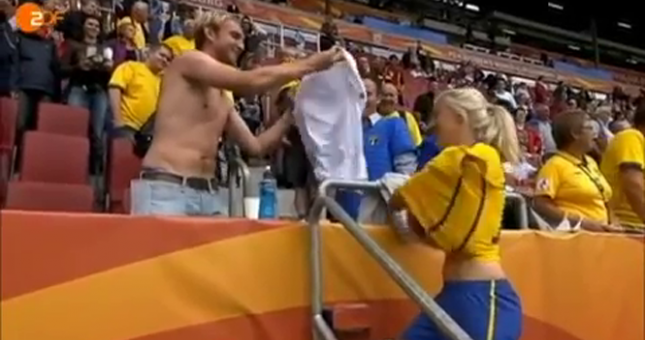 Video: Nữ cầu thủ xinh đẹp cởi áo đổi với fan